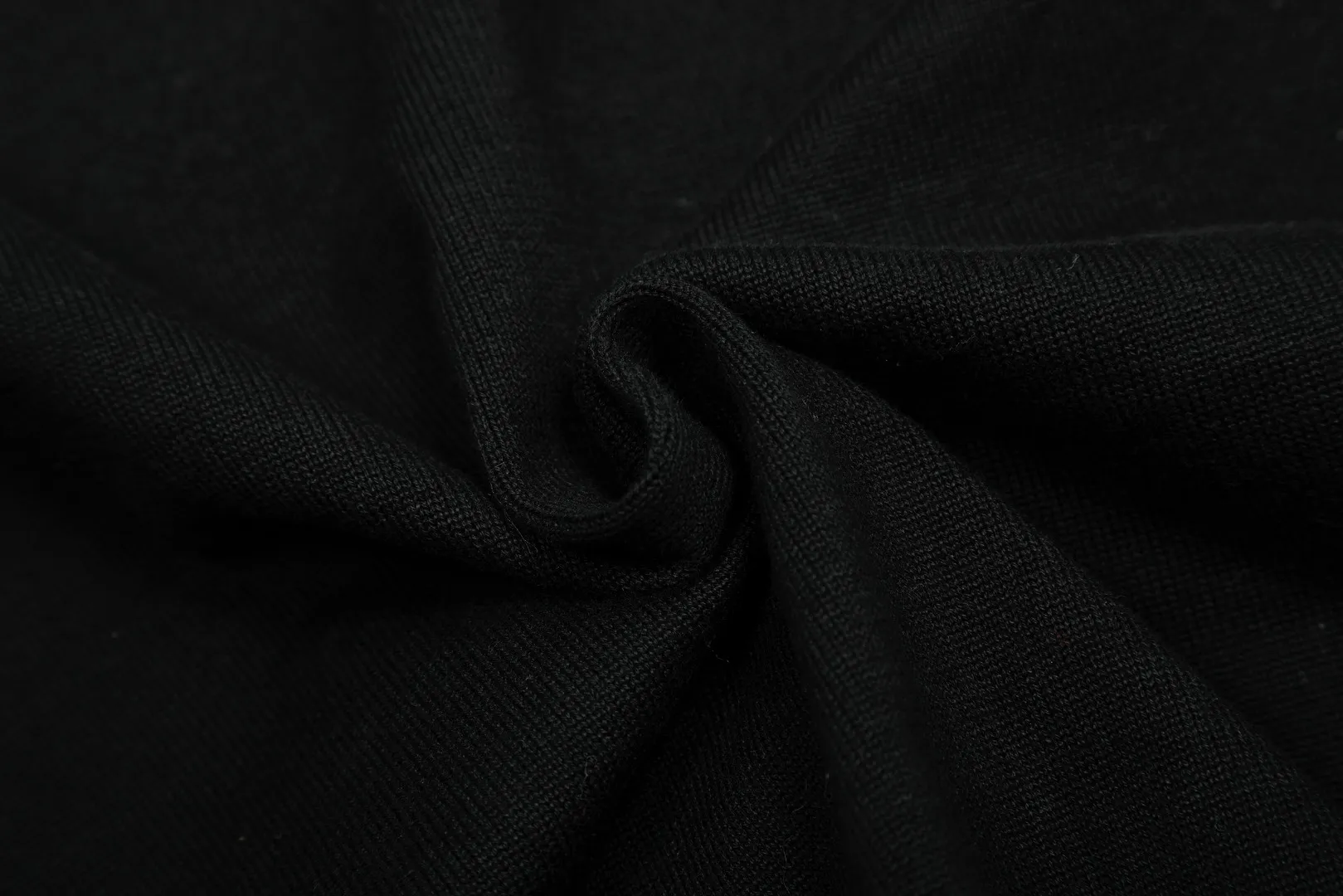 P210 Top quality" Style number: DS210# (not off the shelves all year round) [Ralph Lauren lapel solid color basic pony embroidered logo knitted cardigan long sleeves] ✅Ralph Lauren Ralph Lauren classic basic goddess versatile plain knit lapel cardigan long-sleeved small jacket ✅Main supply platform live broadcast Wholesale entities ✅ZP quality 1:1 version Scan the code to enter the GF website Counter quality ✅Detailed quality The only one in Guangzhou Imported quality cotton yarn Focusing on high-end, cost-effective, and good quality. Needless to say, the version is restored to the original. Loose, comfortable and stress-free. Simple is high-end. Classic is timeless. ✅The upper body is simple and easy to match. A must-have for goddess ootd. Good-looking clothes are never picky. A must-have in the goddess’ wardrobe. Size: S-XL. Color: black, white, gray, navy blue, khaki, pink, apricot, light blue, green, Chinese red.